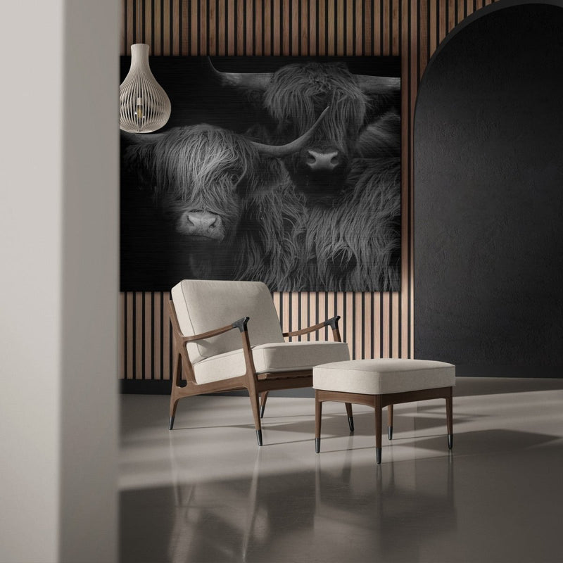 Aluminium schilderij van geborsteld aluminium met daarop het design van twee Schotse hooglanders is zwart wit aan de muur in een moderne setting. Deze stoere muurdecoratie met grove metaalstructuur is uitermate geschikt voor industrieel interieur