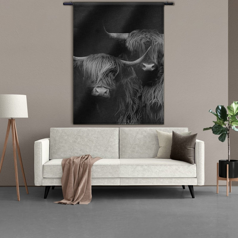 Hier hangt het Highland couple muurkleed boven de bank in een Romantisch interieur. De setting is een woonkamer met Schotse hooglander wandkleed in zwart wit kleurstelling. Het toont twee schotse hooglanders. 