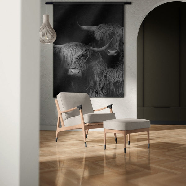 Wandkleed schotse hooglander in zwart wit van katoen of fluweel, ook wel velours genoemd, dat zie je hier aan de muur hangen met de gratis meegeleverde roede. Het wandtapijt valt onder wandkleden en word getoond in een woonkamer setting