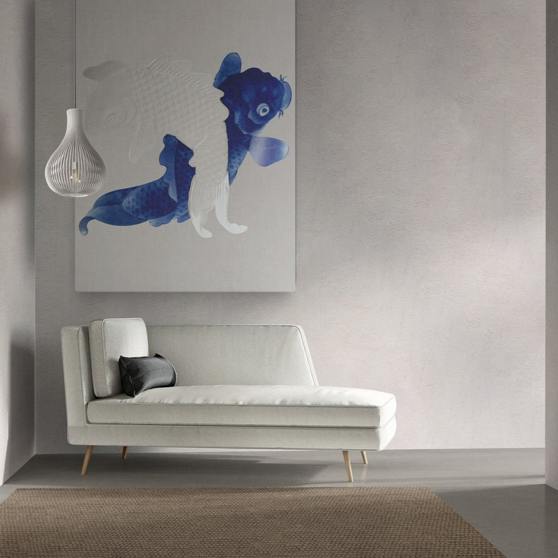 Dit karper schilderij hangt erg mooi naast een delfts blauw wandbord boven de bank.