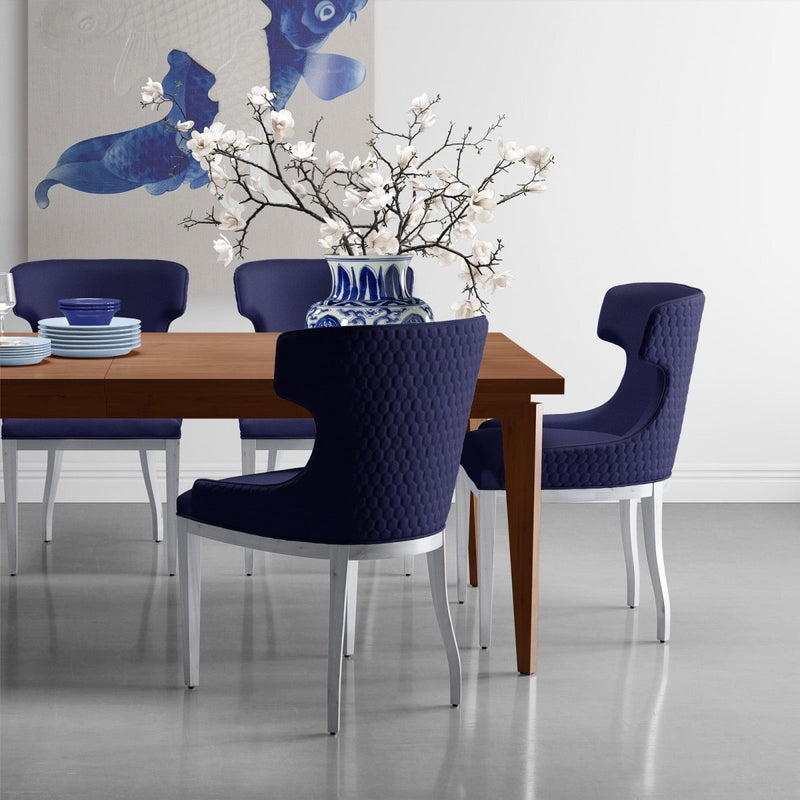 Delfts blauw modern canvas schilderij met Japanse karper vissen hangt hier in de keuken