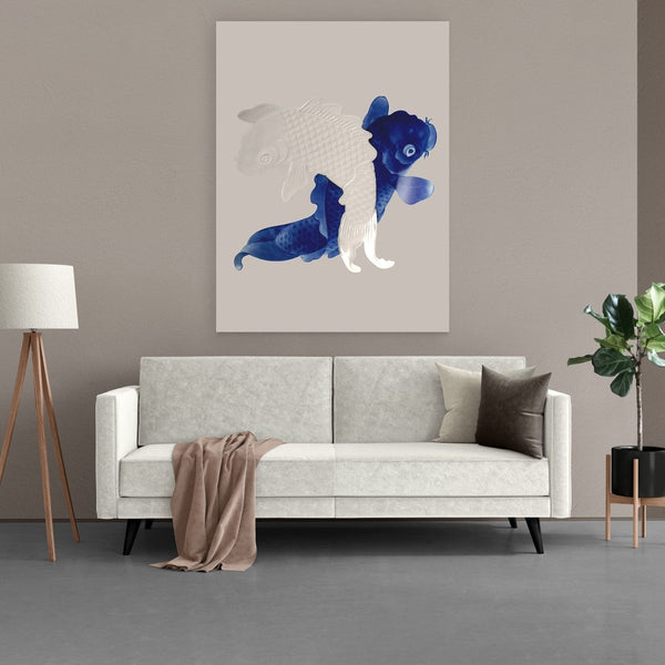 Hier hangt het dibond schilderij met karper vissen boven de bank in kobalt en delfts blauw kleurstelling. 