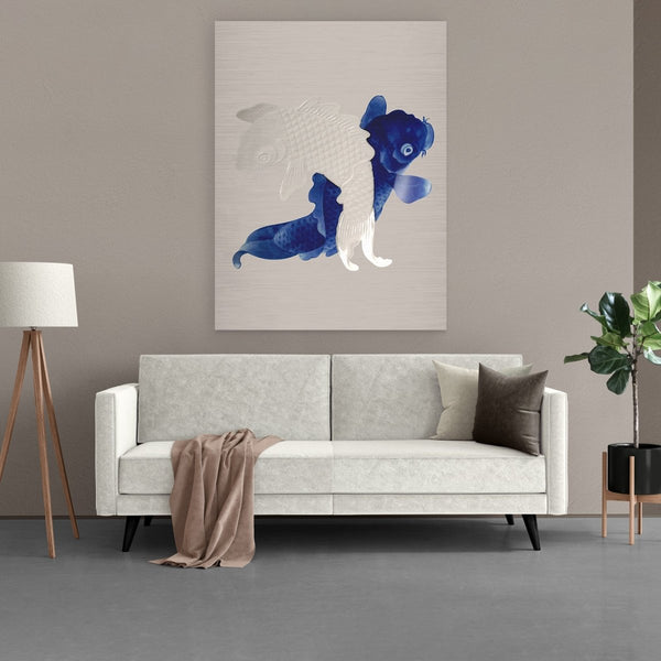 Japandi, maar toch stoer. Zo kun je dit karper schilderij op aluminium het beste omschrijven. De kleuren in dit werk zijn kobalt en Delfts blauw met wit en toont twee sterke vissen die over elkaar heen zwemmen. De uitstraling is modern, maar het kunstwerk is al 200 jaar geleden gemaakt op delfts blauwe bordjes in Japan. 