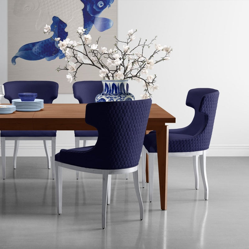 Op deze foto hangt het karper schilderij in de keuken en zijn de details goed zichtbaar. De blauwe karper steekt mooi af tegen de witte basis en de witte karper is goed zichtbaar door het duidelijke reliëf 