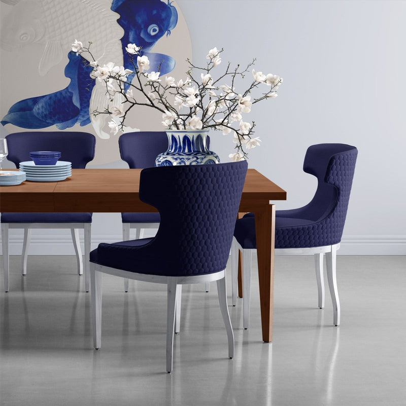 Hier hangt de Delfts blauwe wandcirkel van aluminium dibond met daarop twee karper vissen in de eetkamer