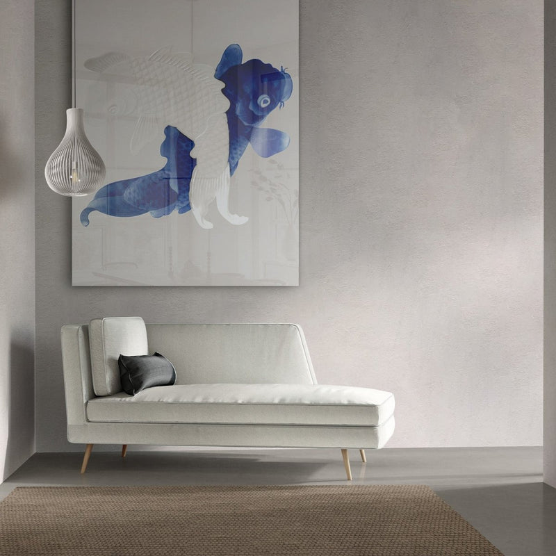 Japanse kunst delfts blauw schilderij op plexiglas met een witte basis met karpers boven een bank in een Japandi interieur. Dit Japanse meesterwerk is al 200 jaar oud en word ook wel gevonden onder: delfts blauw wandbord, delfts blauw modern, modern delfts blauw, delfts blauwe bordjes, wandbord delfts blauw, delfts blauw, kobalt blauw, delfts blauw schilderij