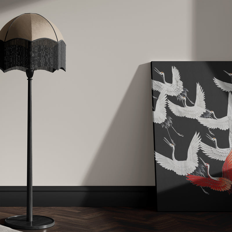 Hier zie je het japandi schilderij in de woonkamer staan. Het schilderij is gemaakt van canvas en gespannen op een houten framewerk, ophangen kan natuurlijk ook.