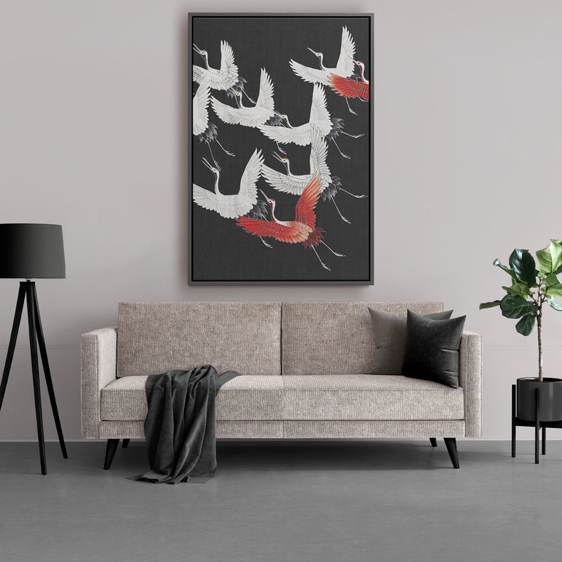 Hier hangt het canvas schilderij met lijst en kraanvogels in zwart wit rood boven de bank in een japandi woonkamer 