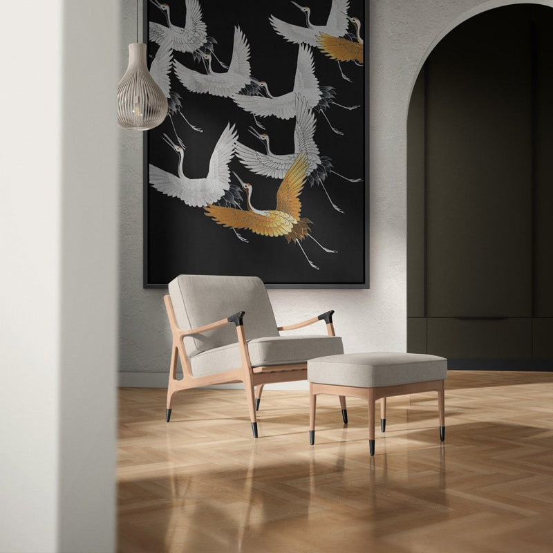 Groot zwart goud schilderij in de woonkamer in Japandi stijl. Hier hangt het werk aan de muur op canvas met lijst.