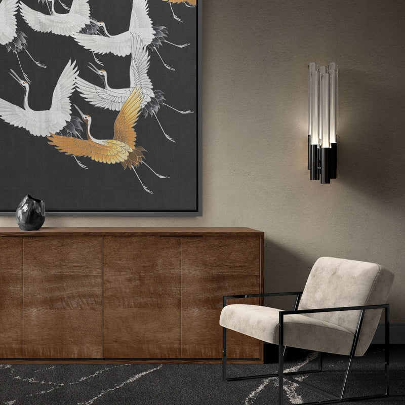 De Japandi woonstijl is eigenlijk helemaal niet afkomstig uit Japan. Het is een woonstijl die bedacht is in het westen en eigenlijk een substijl van het bekende Scandinavische interieur, maar dan met meer natuurlijke materialen en uitgesproken Japanse details. Ook het kleurenpalet is anders, waar er in een Scandinavische interieur vaak gekozen word voor pasteltinten, kent een Japandi interieur meer donkere, contrasterende kleuren zoals zwart en donker grijs. 