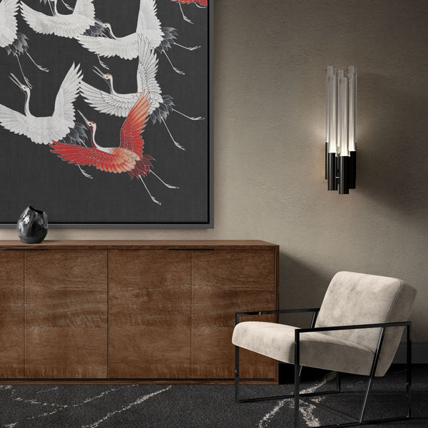 Japandi schilderij met kraanvogels in een prachtig interieur, de wanddecoratie word hier getoond op canvas met lijst op grootformaat xxl.