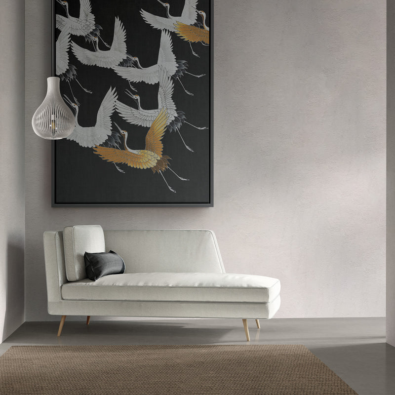 Het Japandi kunstwerk hangt hier boven de bank in Japandi stijl. Een minimalistisch interieur met natuurlijke materialen en een uitgesproken schilderij in Japanse stijl boven de bank. 