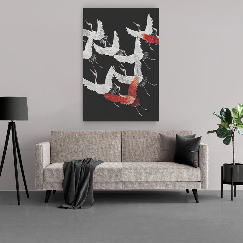 Aluminium schilderij met kraanvogels in rood zwart en witte details. Het werk aan de muur is van dibond gemaakt en contrasteert erg mooi met het lichte japandi interieur.
