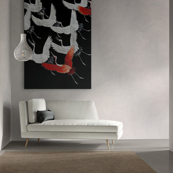 Rood schilderij van kraanvogels op aluminium dibond op maat, hier hangt het boven een bank in een woonkamer in japandi woonstijl.
