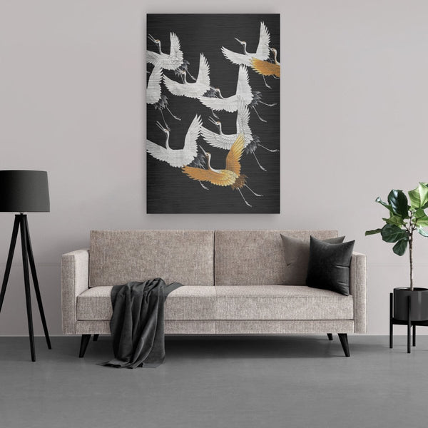 Hier zie je het aluminium schilderij japandi stijl met kraanvogels in goud zwart en wit boven de bank in een japandi interieur hangen.