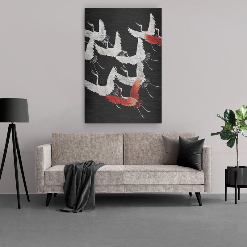 Het aluminium schilderij met kraanvogels op geborsteld aluminium hangt hier in de woonkamer boven een bankstel. De stijl in minimalistisch japandi.