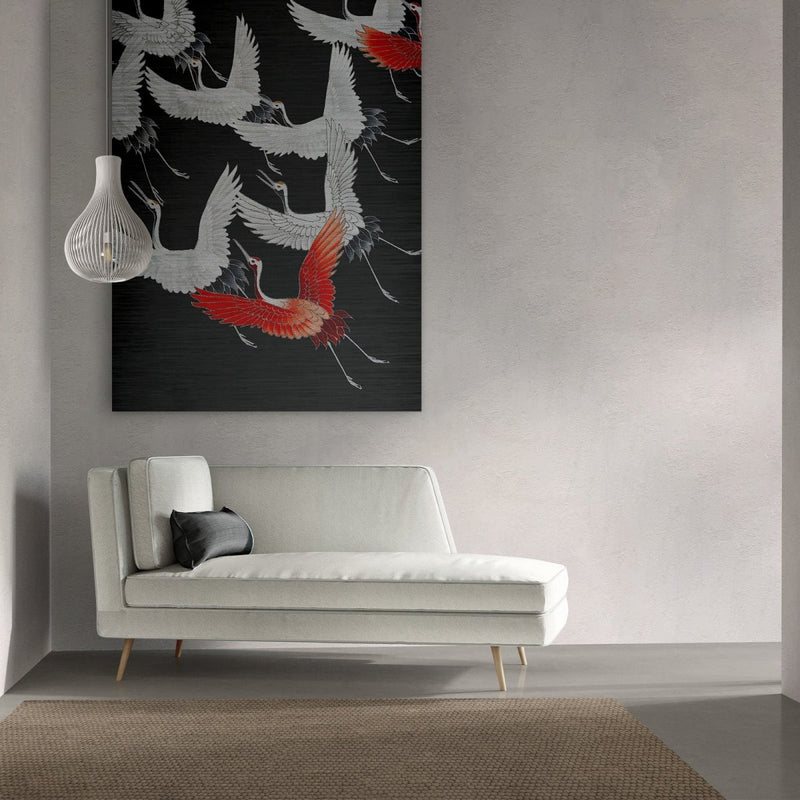 Het kraanvogel schilderij heeft de kleuren zwart rood en wit en toont vliegende kraan vogels tegen een witte wand. Het schilderij is opgehangen met onze ophangplaten voor geborsteld aluminium.