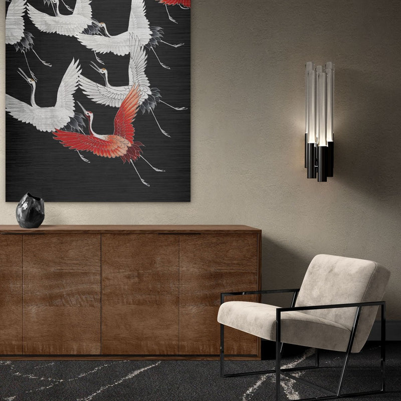 Hier hangt het aluminium schilderij met kraanvogels in een japandi interieur boven het dressoir. 