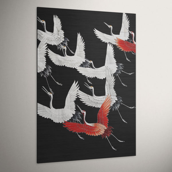 Kraanvogel schilderij van geborsteld aluminium japandi stijl wanddecoratie.  Het schilderij op aluminium toont meerdere rode en witte vogels. 