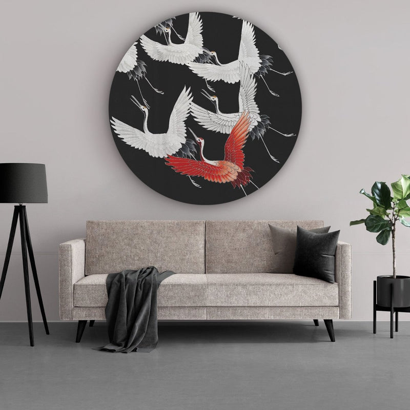 Muurcirkel met vogels, het ronde kunstwerk hang hier in een japandi interieur boven de bank. De wandcirkel heeft een diameter van 120 cm 
