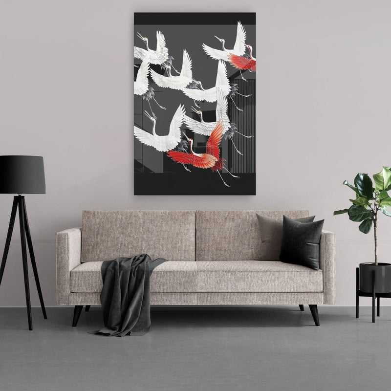 plexiglas schilderij xxl met vogels in rood zwart en wit hangt hier in de woonkamer boven de bank.