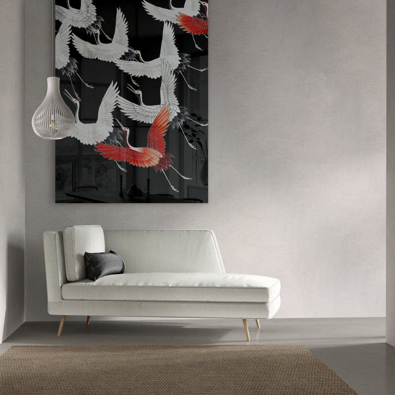 Het grote acrylglas schilderij met kraanvogels rood editie hangt hier in een moderne woonkamer japandi stijl in de kleuren zwart rood wit. 