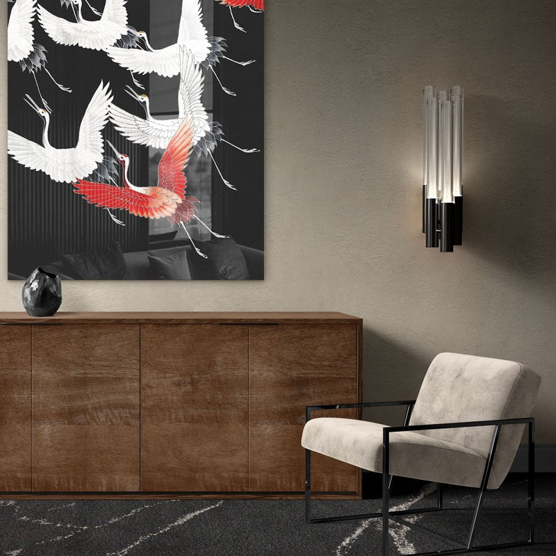 Plexiglas schilderij met kraanvogels in zwart wit rood in een japandi interieur. Het schilderij op plexiglas hangt hier boven een kast.