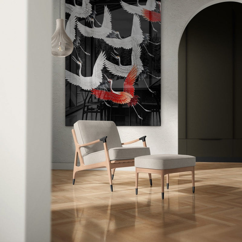 Het grote plexiglas schilderij xxl met kraanvogels zwart rood wit hangt hier in de woonkamer op grootformaat. De vogels vliegen bijna het raam uit. 