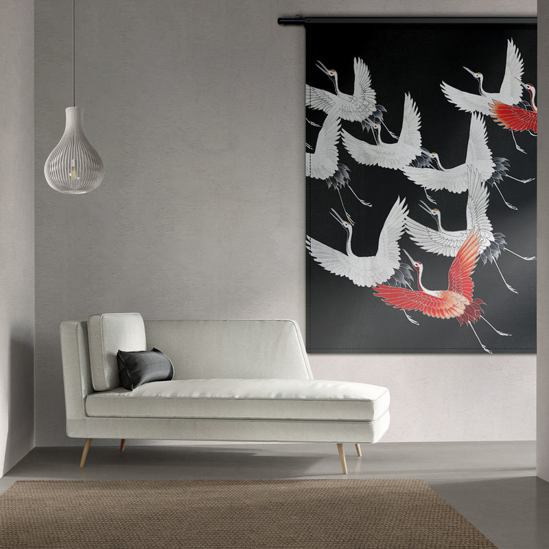 Wandkleed zwart met rode en witte vogels van katoen of velours fluweel. De stijl van deze muurdecoratie is japandi met Japanse kraanvogels.