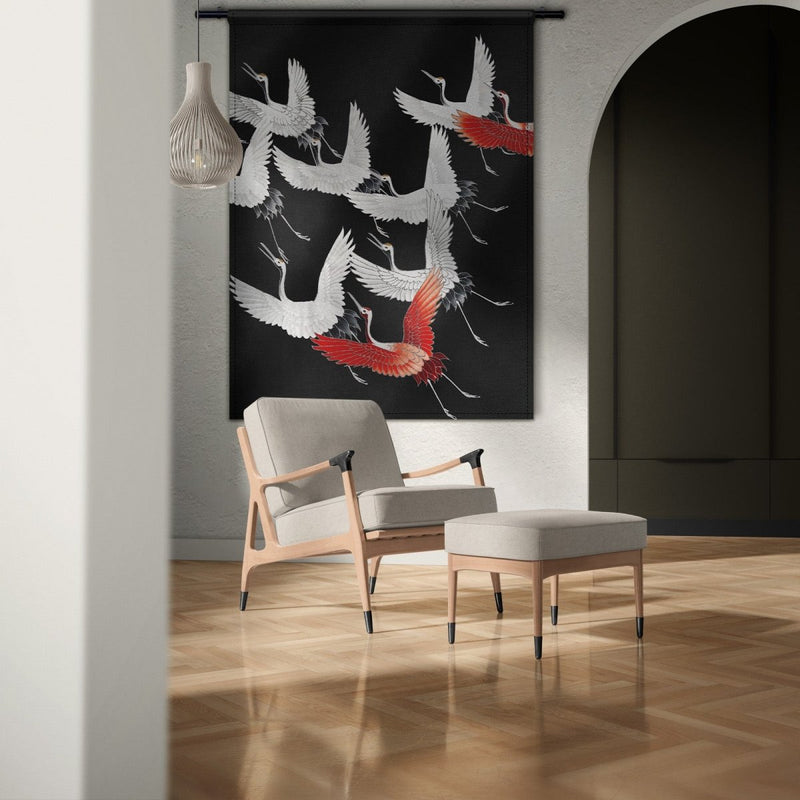 Wandtapijt van kraanvogels in de woonkamer in zwart rood en wit.