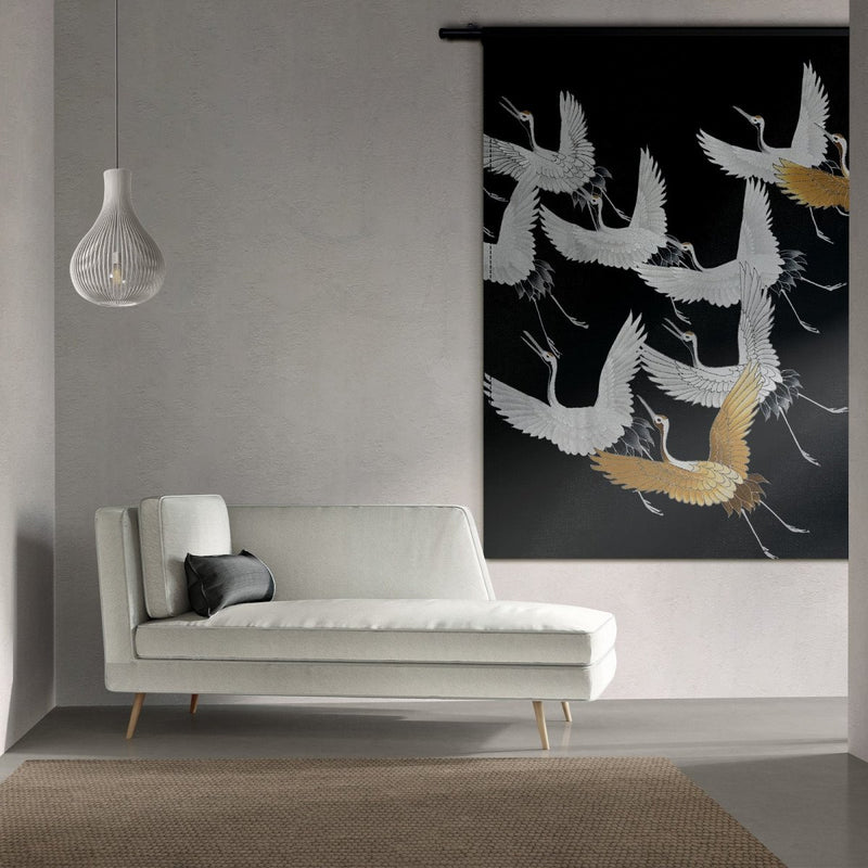 Japandi wandkleed in de kleuren zwart met goud en wit in een woonkamer tegen een witte muur.  Het Japandi muurkleed contrasteert erg mooi met de wand.