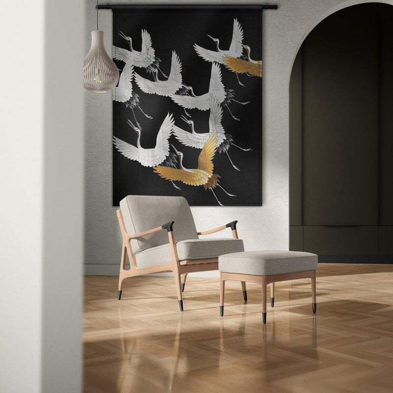 Hier hangt het wandkleed met kraanvogels in een woonkamer in japandi stijl. Hier is er gekozen voor de goud zwart editie, maar er zijn meer kleurstellingen. Het muurkleed komt met gratis ophangroede.