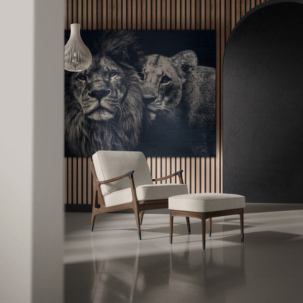 Lion couple op geborsteld aluminium leeuwen schilderij in een japandi interieur