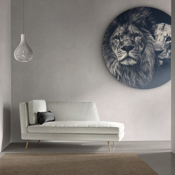 Lion couple op muurcirkel leeuwen schilderij in een beige interieur