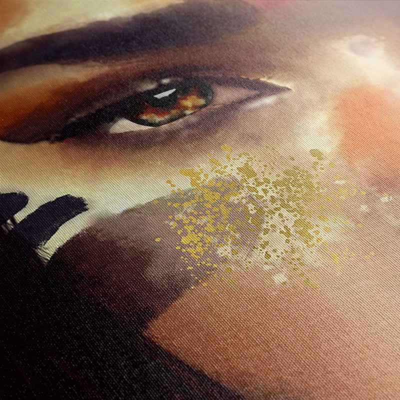 Hier zie je een close up van een indiaan schilderij. Haar oog is goed te zien, alsmede de gouden verfspetters op haar gezicht.