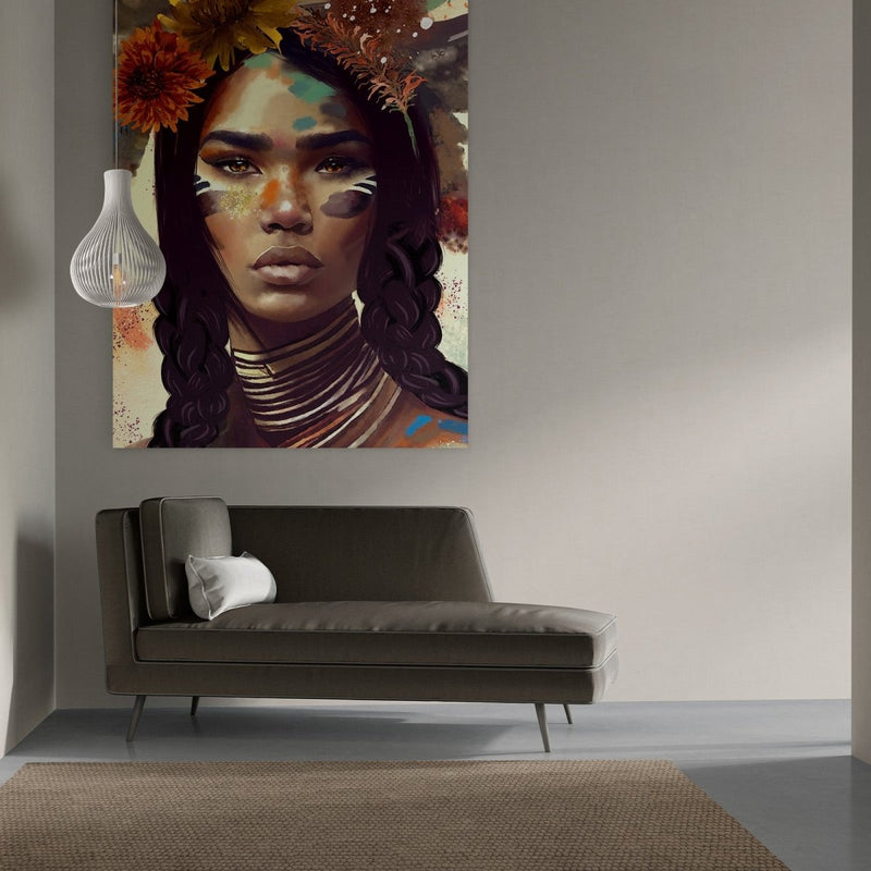 Het dibond schilderij van een indiaan hangt hier boven de bank in de woonkamer in xxl groot formaat. Het werk is een verzameling aan bonte kleuren en details. 
