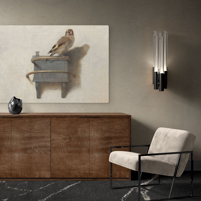 Puttertje van Carel Fabritius op canvas schilderij boven het dressoir in een woonkamer, dat zie je op deze foto. Het Puttertje schilderij heeft rustige kleuren zoals beige en bruin waardoor de wanddecoratie in ieder interieur staat.