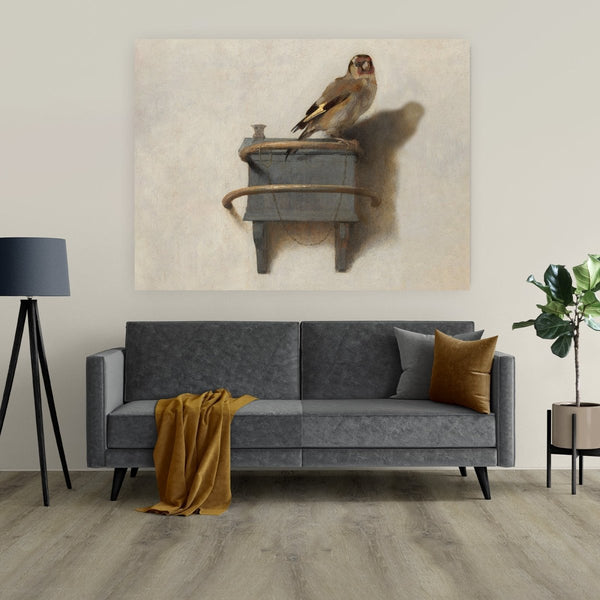 Het Puttertje op aluminium dibond in grootformaat boven de bank. De reproductie die gemaakt is door de Nederlandse oude meester Carel Fabritius hangt hier in de woonkamer 