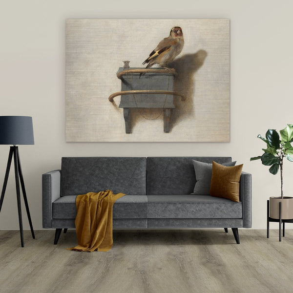 Het puttertje schilderij van de metaal soort aluminium maar dan geborsteld op groot formaat boven de bank.