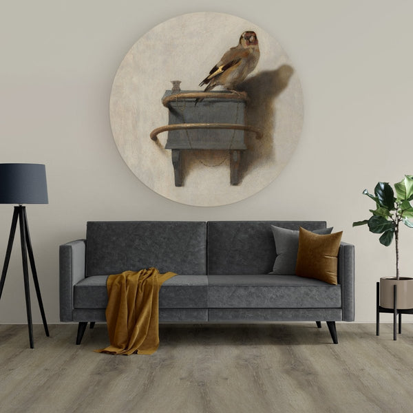 De grote muurcirkel van het Puttertje schilderij in het rond van aluminium dibond hangt hier erg mooi boven de bank