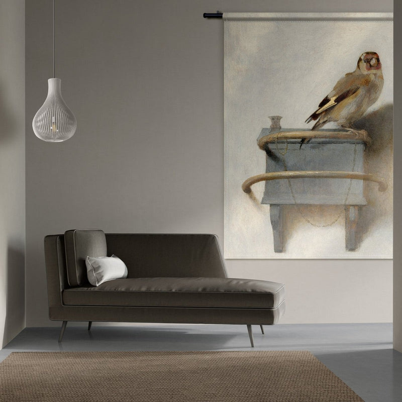 Puttertje op wandkleed