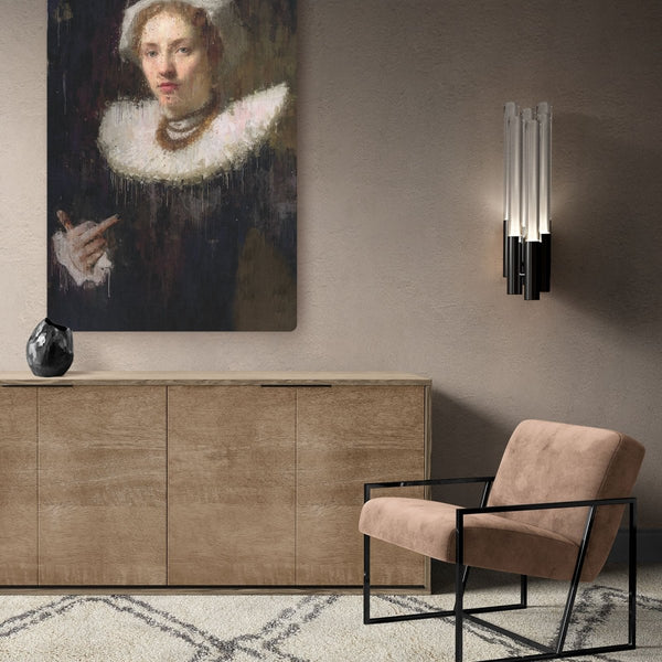 Hier hangt Renaissance rebel op canvas in een chique interieur boven een dressoir. Het werk aan de muur zal heel wat losmaken bij gasten en visite. 