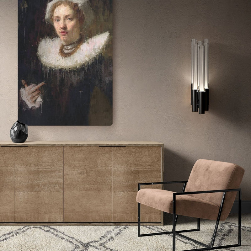 Hier hangt Renaissance rebel op canvas in een chique interieur boven een dressoir. Het werk aan de muur zal heel wat losmaken bij gasten en visite. 