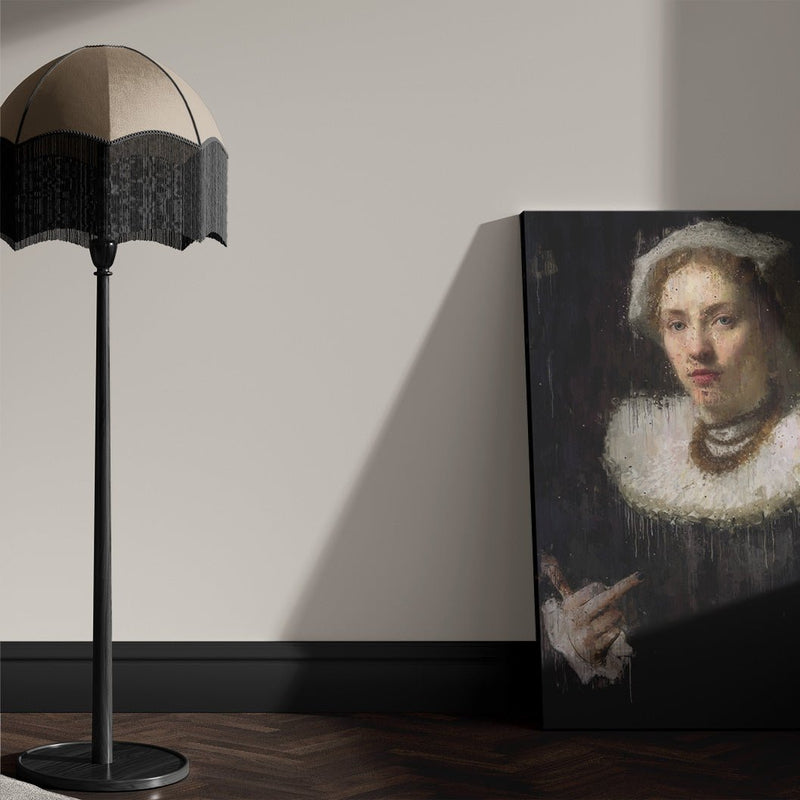 Dit stoere canvas schilderij van een vrouw die haar middelvinger opsteekt zal veel losmaken bij gasten en een hoop gespreksstof opleveren.