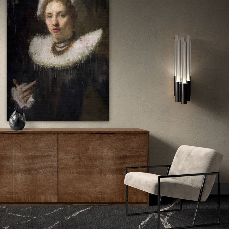 Hier hangt het statige, maar betekenisvolle werk met de opgestoken middelvinger in een chique woonkamer