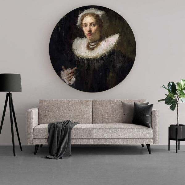 Renaissance rebel op muurcirkel in een minimalistisch interieur. De cirkel kent een speels karakter wat uitstekend past bij het humoristische werk met de middelvinger. Het werk is grappig, maar kent ook zeker een serieuze boodschap.