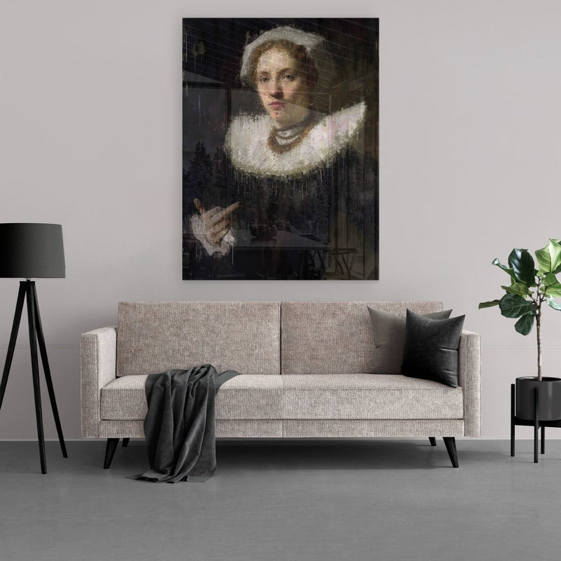 Dit Renaissance kunstwerk schilderij van de vrouw met de middelvinger contrasteert erg mooi met de lichte, moderne ruimte.
