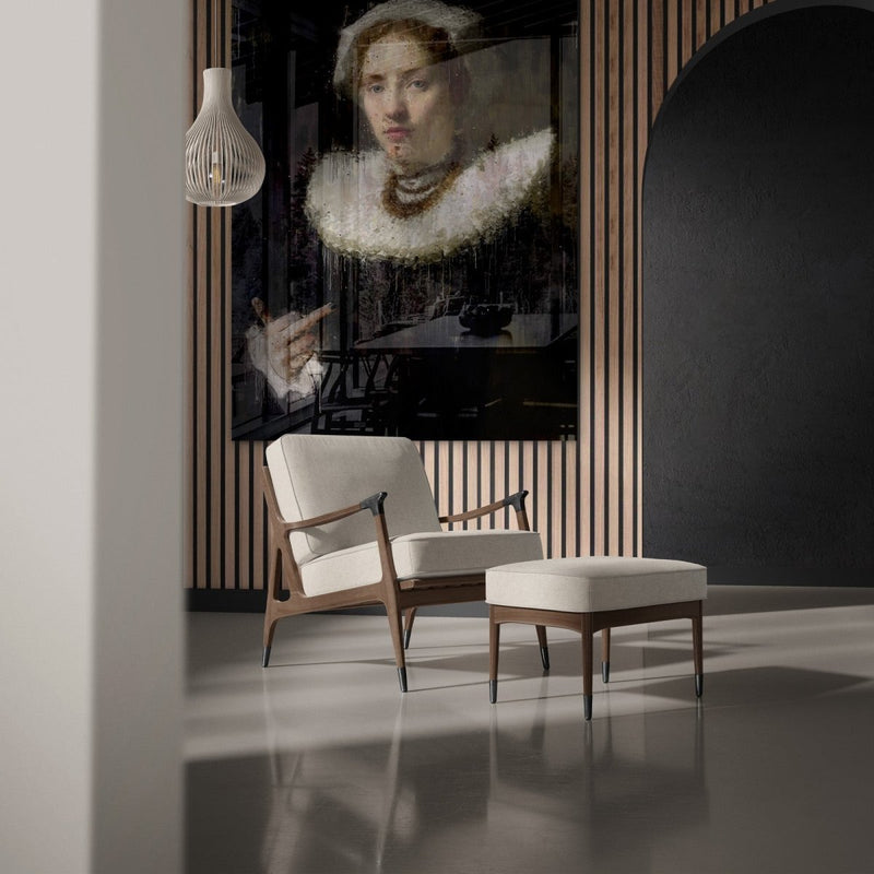Het plexiglas schilderij van de vrouw met de opgestoken middelvinger zie je hier in de woonkamer hangen. 