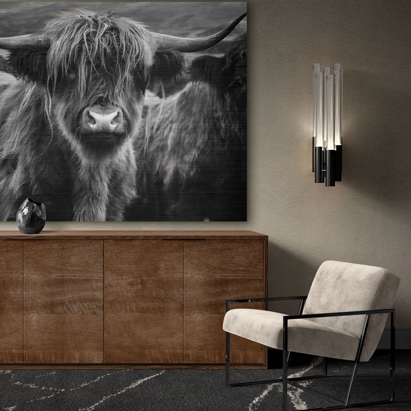 Hier zie je de stoere wanddecoratie in zwart wit boven het dressoir hangen