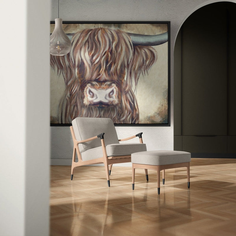 Het dieren schilderij van de Schotse hooglander hangt hier tegen een witte wand